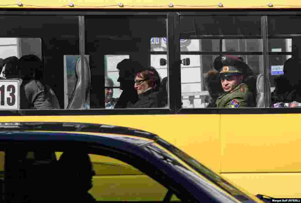 Vojnik u autobusu u Stepanakertu. Region je pod kontrolom armenskih i snaga odbrane Nagorno-Karabaha.