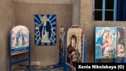 В коптском храме. Снимок из книги Ксении Никольской "Пластмассовый Иисус"