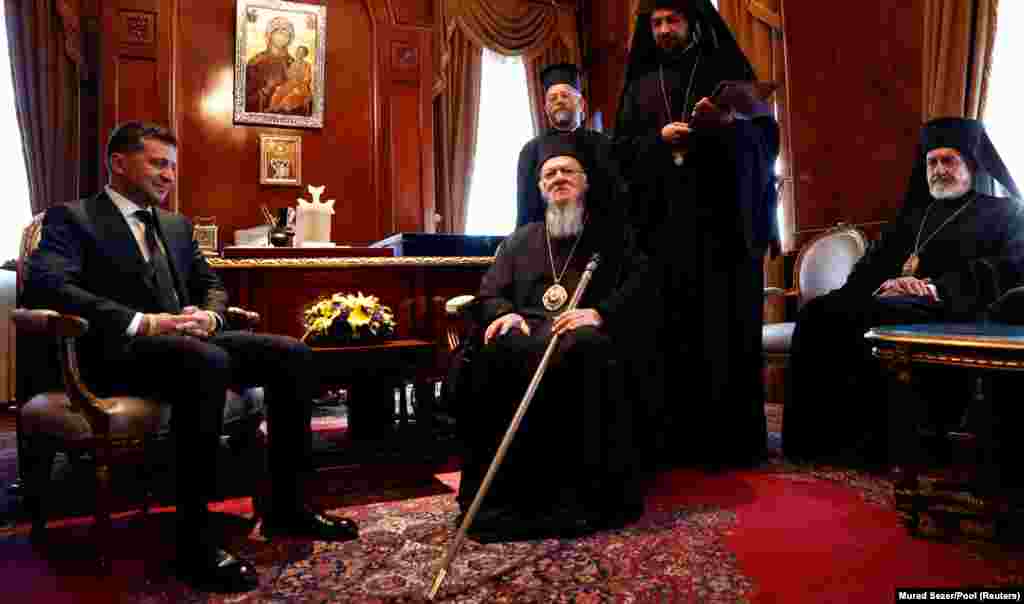 Президент України Володимир Зеленський (ліворуч) і Вселенський патріарх Варфоломій під час зустрічі в Стамбулі (Туреччина), 8 серпня 2019 року НА ЦЮ Ж ТЕМУ