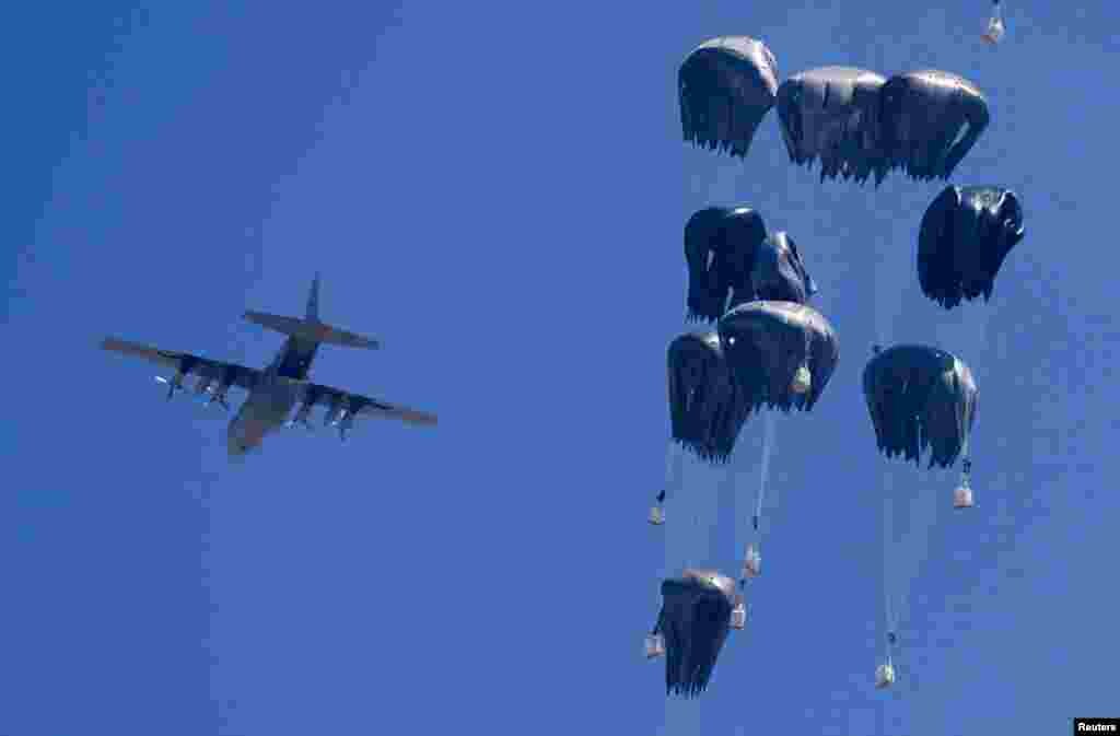 Avion baca humanitarnu pomoć iznad Gaze, snimljeno iz sjevernog dijela Pojasa Gaze 27. jula 2025.