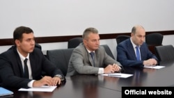 Первый замминистра здравоохранения РФ Игорь Каграманян (в центре) представляет нового ректора СОГМА Олега Ремизова (справа) руководству РСО-А, 30 сентября 2015 года