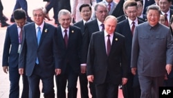 Kineski lider Si Đinping (desno) sa stranim liderima – uključujući predsednika Kazahstana Kasima-Žomarta Tokajeva i predsednika Uzbekistana Šavkata Mirzijajeva – na vojnoj paradi u Pekingu 3. septembra 2025.
