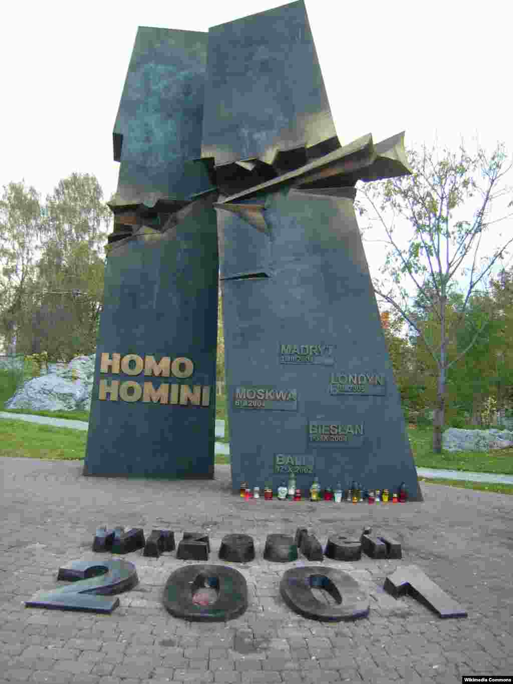 Памятник жертвам терактов в польском городе Кельце называется Homo Homini, "Человек – человеку". На нем выбиты имена жертв крупных терактов последних 15 лет