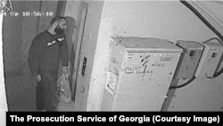 ბექა ჯაიანი კესარია აბრამიძის საცხოვრებელ ბინაში ლიფტით ადის. ვიდეოსათვალთვალო კამერის ჩანაწერი კესარია აბრამიძის მკვლელობის დღეს ასახავს.
