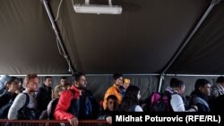 Izbjeglice u redu za registraciju u Opatovcu