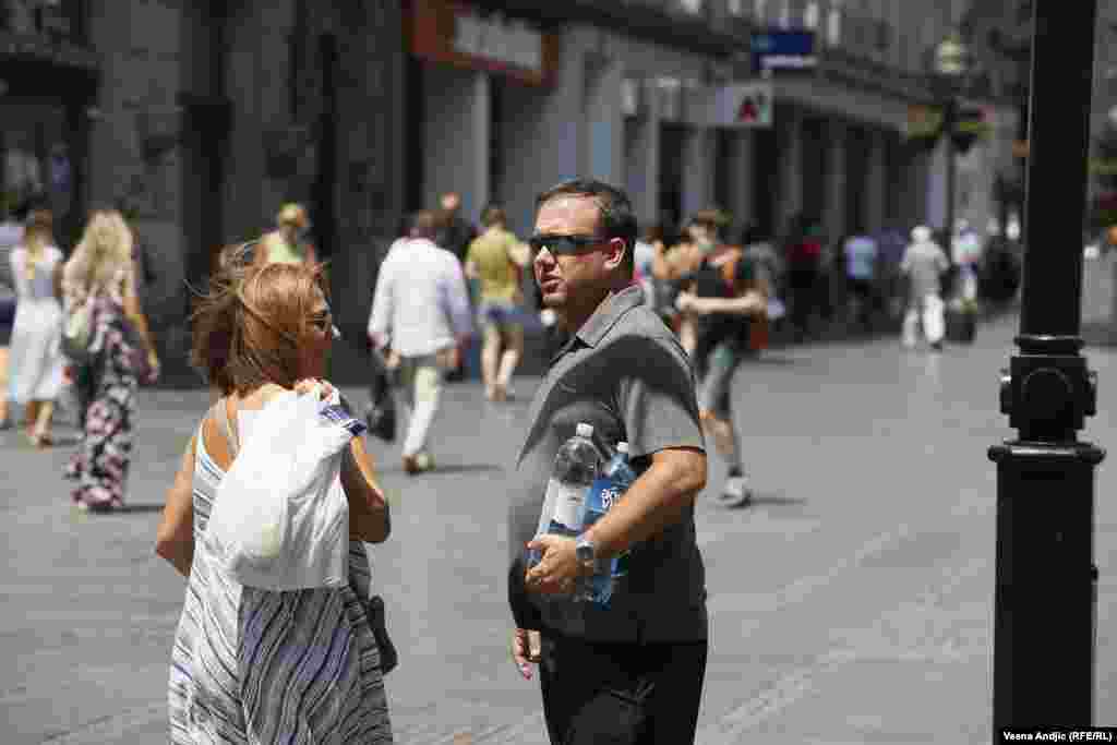 Zbog svoje veličine i velike pokrivenosti asfaltom, u Beogradu se, kao i u svim većim gradovima, formira jedinstvena mikroklima, a grad je, kažu meteorolozi, ujutru topliji uglavnom zbog efekta "toplotnog ostrva", jer preko dana asfalt upije dosta toplote koju posle isijava.
