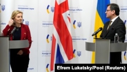 ბრიტანეთისა და უკრაინის საგარეო საქმეთა მინისტრები, ლიზ ტრასი და დმიტრო კულება სამმხრივი შეთანხმების შესახებ გამართულ ბრიფინგზე, კიევი, 2022 წლის 17 თებერვალი
