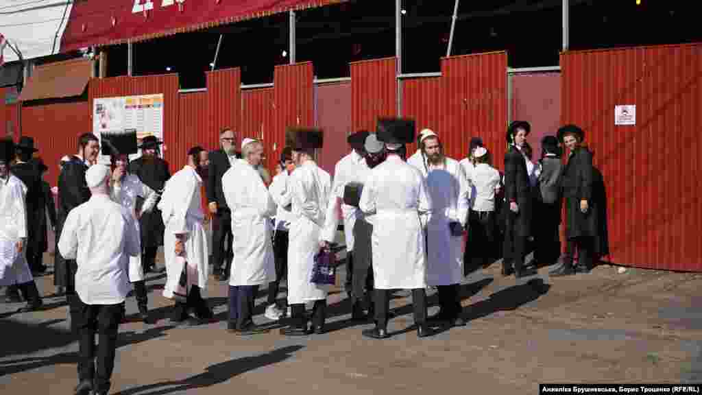 Очередь в бесплатную столовую для хасидов – в Умани её называют "американская столовая"