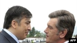 Президенти Саакашвілі та Ющенко на саміті ҐУАМ у липні У Батумі.
Архівне фото
