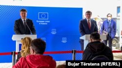 Predstavnik EU za dijalog Miroslav Lajčak (levo) i zamenik pomoćnika američkog državnog sekretara Metju Palmer (desno), Priština (1. jun 2021.)