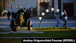 Пушка, установленная в райцентре Высокая Гора.