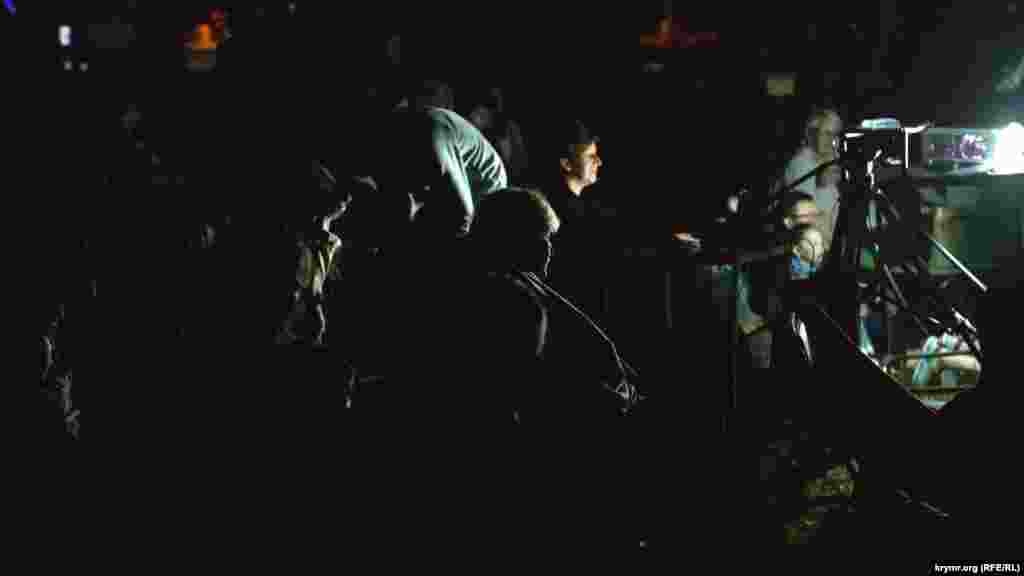 Глядачі сиділи на пледах та карематах