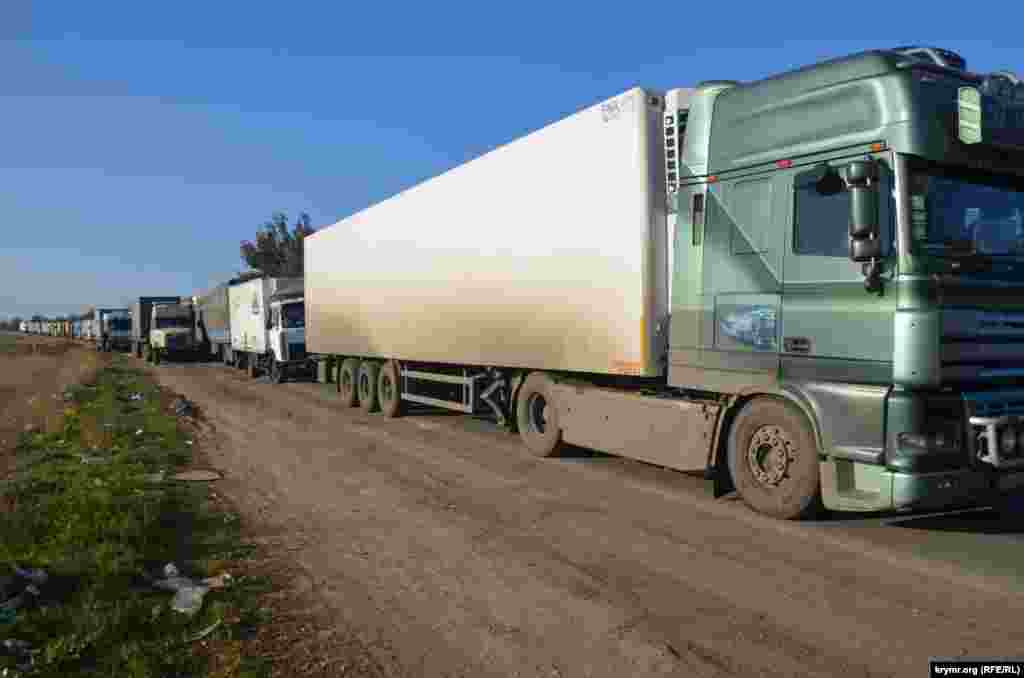 На адмінкордоні постійно вишиковуються величезні черги з фур.