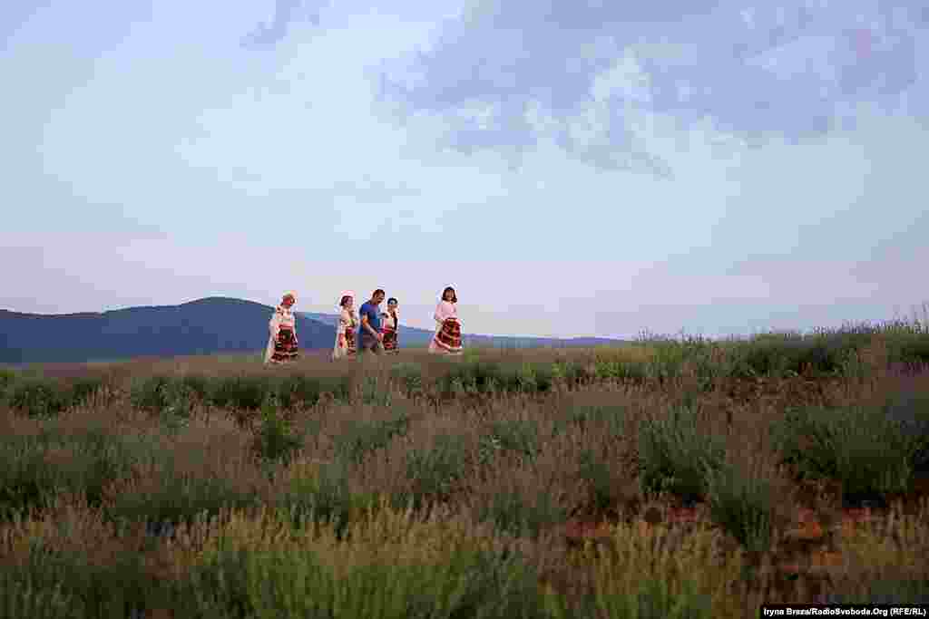 Найскладніше у роботі господарства, за словами працівників, це боротьба з бур’янами. Пестициди та гербіциди тут заборонені. Все полють власноруч