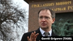 Помощник президента РФ Владимир Мединский во время пресс-брифинга