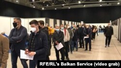 Red za vakcinaciju poslovnih ljudi iz susjednih zemalja u beogradskom BelEkspo centru, 27. mart