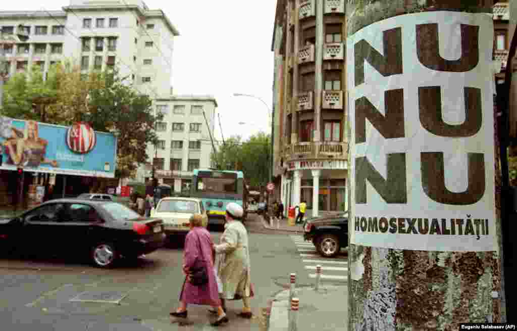 Nepoznata organizacija polepila je stotine postera sa natpisom &quot;Ne, ne i ne homoseksualnosti&quot; u centru Bukurešta u Rumuniji, 13. oktobra 2000. godine.