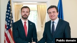 Kryeministri në detyrë i Kosovës, Albin Kurti me zyrtarin e lartë të Departamentit amerikan të Shtetit, Brendan Hanrahan.