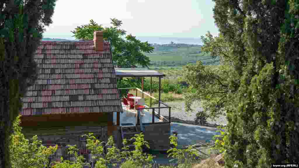 Будиночок під кипарисами з виглядом на Алушту і море на вулиці Ізобільненській. Звідти до міста – шість кілометрів