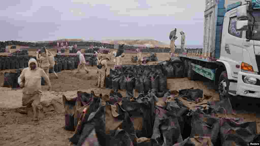 A madarak számának drasztikus csökkenése az ökoszisztémára és a gazdaságra is hatással van, hiszen Peru egyik fontos exportcikkének számít a madarak ürüléke, a guanó. A képen ezt takarítják be a munkások a Punta San Juan rezervátumban június 21-én