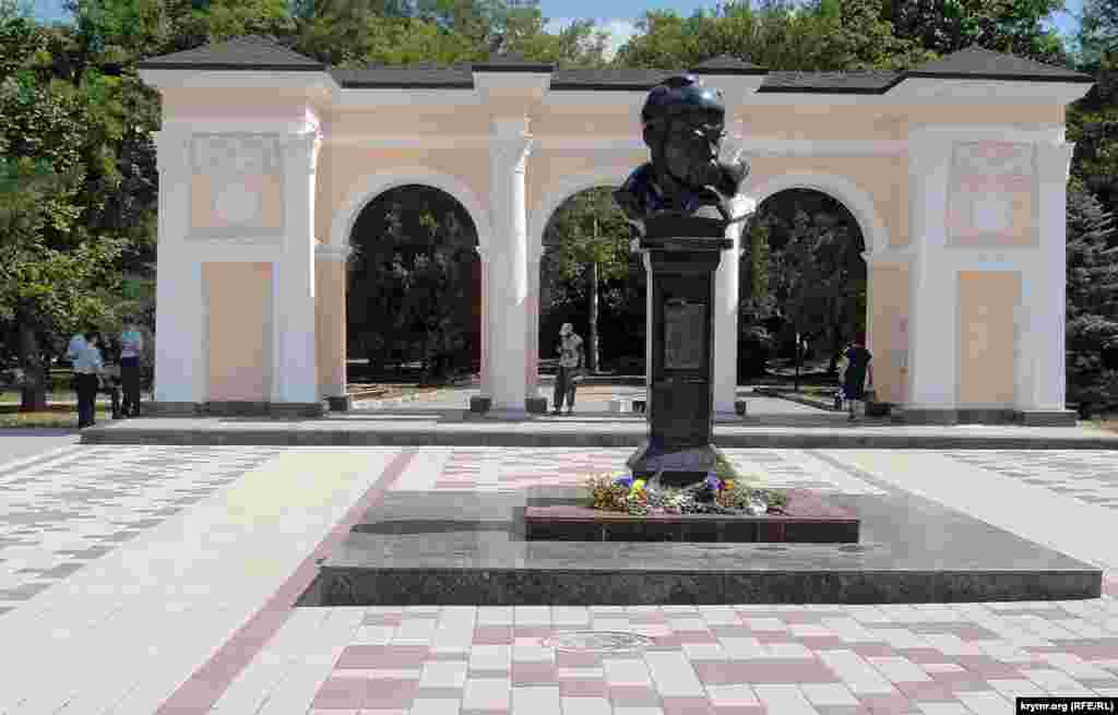 Российские полицейские и боец самообороны «охраняют» памятник Тарасу Шевченко в Симферополе в День независимости Украины, 24 августа 2015 года