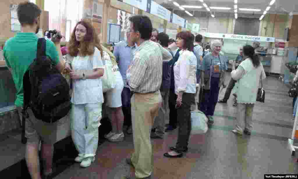 Поздравления для Ходорковского. Очередь на почтамте.