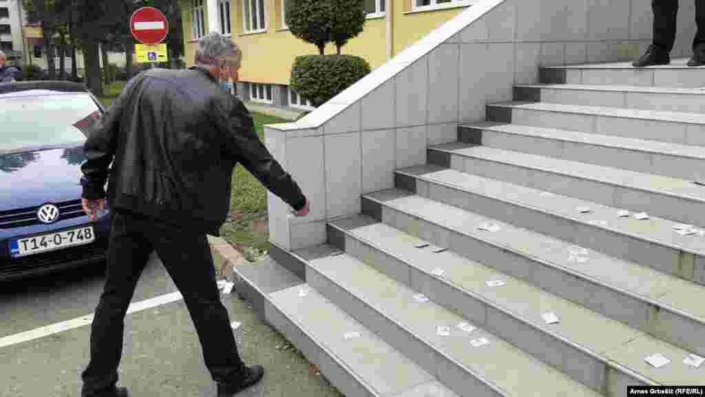 U Doboju je na izborni dan bilo burno, uz protest opozicije jer njihovim posmatračima nije dozvoljen ulazak na glasačka mjesta. Zatraženo je poništavanje izbora i pobacane su posmatračke akreditacije. 