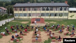 Bosna i Hercegovina se, smatra Adnan Husić,pomoćnik ministra civilnih poslova BiH, mora fokusirati na stručno obrazovanje. (Foto: Nastava na otvorenom u Kaćunima, BiH, 8. septembra 2020.