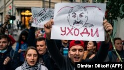 Demonstranti protestuju protiv rezultata beloruskih predsedničkih izbora ispred Ambasade Belorusije u Moskvi 12. avgusta 2020. Na plakatu je slika bjeloruskog predsednika Aleksandra Lukašenka i natpis "Odlazi".