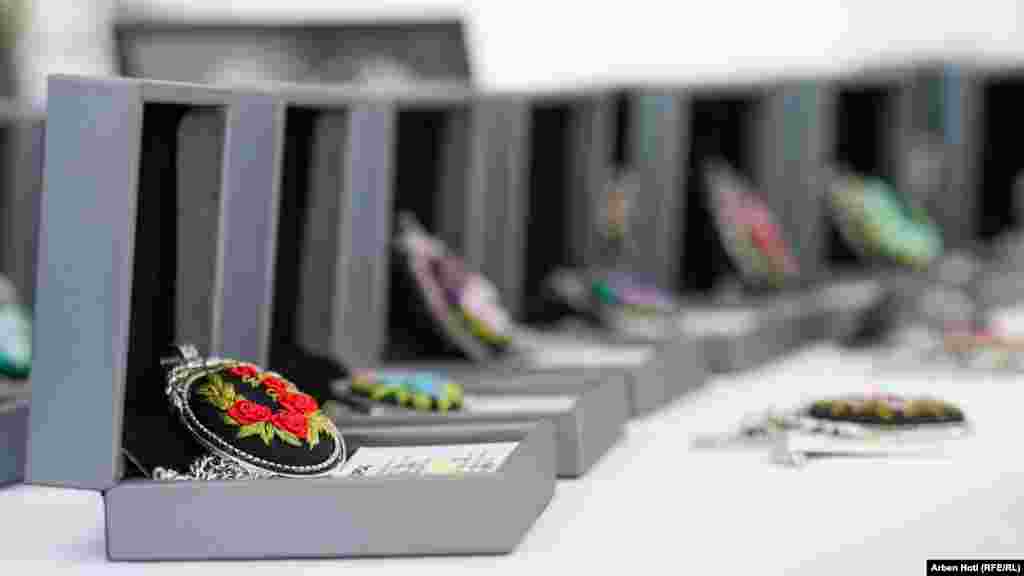 Varëse që simbolizojnë historinë e të mbijetuarave të dhunës seksuale nga forcat serbe gjatë luftës në Kosovë.