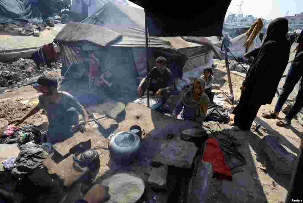 Raseljeni Palestinci koji nisu primili humanitarnu pomoć okupljaju se dok preživljavaju od ostataka hrane, usred krize gladi, u Gazi, 28. jula 2025.