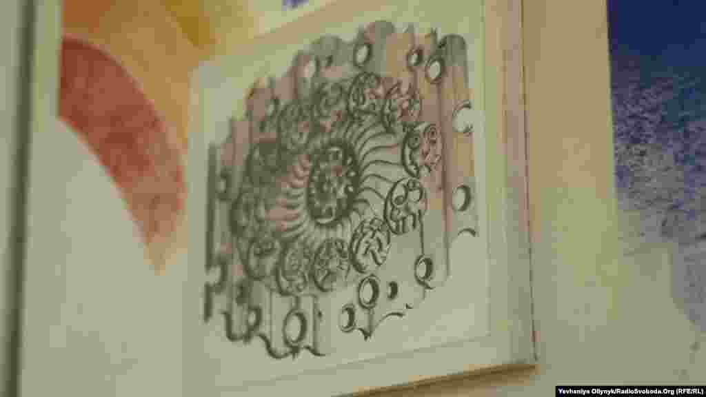 «Відкрита група», «Ті самі місця». Експозиція документує подорож місцями з об’єктами Закарпатської спілки художників радянської України. Учасники «Відкритої групи» вирішили подивитися, як зараз виглядають проекти радянського ужгородського Художфонду. Проект задумали ще до ухвалення «декомунізаційних» законів, і художники кажуть: більшість робіт зникла й без владних директив.