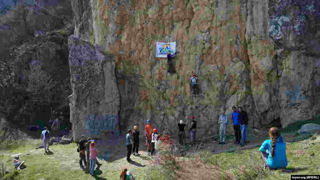  Группу аматоров из Севастополя обучают навыкам скалолазания