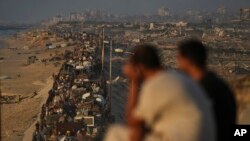 Raseljeni Palestinci beže iz severne Gaze peške i u vozilima, noseći svoje stvari duž priobalnog puta prema južnoj Gazi, ponedeljak, 15. septembra 2025.