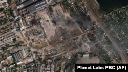 Наслідки удару ЗСУ по російських складах боєприпасів в окупованій Новій Каховці на Херсонщині, що був здійснений увечері 11 липня. Супутниковий знімок Planet Labs PBC від 12 липня 2022 року