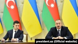 Президент України Володимир Зеленський (зліва) та президент Азербайджану Ільхам Алієв взяли участь у спільній прес-конференції в Баку, 17 грудня 2019 року
