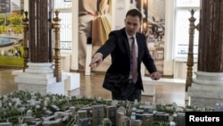 Siniša Mali ispred makete projekta 'Beograd na vodi', 24. mart 2015.