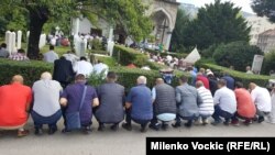 Muslimanski vernici tokom molitve u petak u Ali Pašinoj džamiji u Sarajevu
