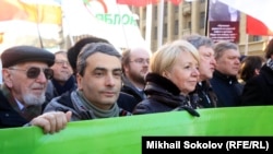 Лев Шлосберг (второй слева) на акции памяти Бориса Немцова в 2016 году