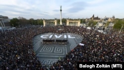 Законодательство, предложенное правительством премьера Венгрии Виктора Орбана на протяжении многих лет, вызвало несколько протестов, подобных этому в Будапеште, где демонстранты осуждают репрессии против гражданского общества (иллюстративное фото)