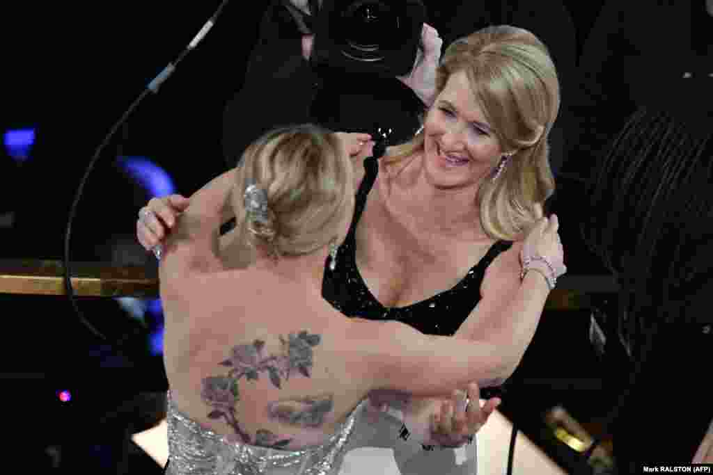 Glumice Scarlett Johansson i Laura Dern koja je osvojila nagradu za najbolju sporednu ulogu u filmu  "Marriage Story".