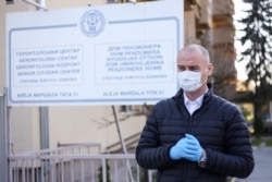 „Svi zaposleni u gerontološkom centru su dužni da nose svu moguću zaštitnu opremu.“, navodi direktor Gerontološkog centra u Subotici Nenad Ivanišević u razgovoru za RSE.