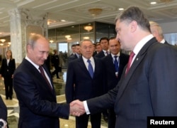 Президенти України і Росії, Петро Порошенко і Володимир Путін (ліворуч), Мінськ, 26 серпня 2014 року