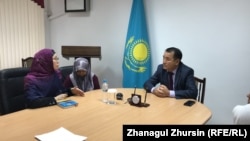 Zamenik guvernera Aktjubinske oblasti Marat Tokžanov (desno) na sastanku s roditeljima, među kojima je Gulžan Sabenova (levo), 29. avgust