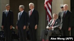 Kao senator Mekejn je izazivao predsednike bez obzira na partijsku pripadnost (Na fotografiji: Bivši predsednici SAD Barak Obama, Džordž Buš, Bil Klinton, Džordž V. Buš i Džimi Karter)