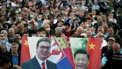 Pristalice predsednika Srbije Aleksandra Vučića razvili su ispred Skupštine Srbije fotografije njega i predsednika Kine Si Đinpinga. 11. maj 2020.