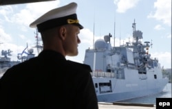 Офіцер ВМФ Росії стоїть біля нового російського есмінця «Адмірал Григорович», пришвартованого на базі Севастополя, Крим, 8 липня 2016 року