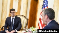 Susret Roberta Karema (L), pomoćnika državnog sekretara za odbranu i bezbednost SAD-a i Kadrija Veseljija, (D) predsednika kosovskog parlamenta