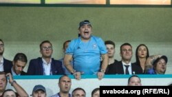 Дієго Марадона на матчі у Бресті 16 липня 2018 року