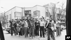 1978 წლის 28 ნოემბერი, თეირანში გამართული აქციის დროს ირანელი სტუდენტები სკანდირებენ: “სიკვდილი შაჰს!” მოჰამედ რეზა-შაჰ ფაჰლევი ირანს 1941 წლიდან მართავდა. ქვეყნის მოდერნიზაციის პარალელურად, მან ჩაახშო განსხვავებული აზრი და პოლიტიკური თავისუფლებები.